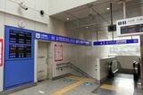 地下1階は青色が目印（記者撮影）