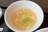 麻婆豆腐定食の卵スープ。うま辛な麻婆豆腐の合間に飲む、卵スープのやさしい味わいがうれしい（筆者撮影）