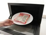 袋のまま、レンジのターンテーブルに置いて温められる（写真提供：ケンミン）