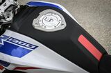 燃料タンク容量は17ＬでWMTCモードで約350km走れる計算だ。センター部分は硬質スポンジ素材でテールまで流れるようなデザインが特徴（写真：BMW MOTORRAD）
