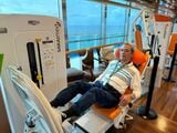 マシンで足の上下運動をするYさん（写真提供：ポラリス）