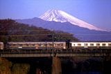 富士山をバックに走るオリエント急行＝1988年（筆者撮影）