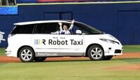 小泉進次郎もご執心､無人タクシーの実力は？ ハマスタをロボットタクシーが駆け抜けた夜