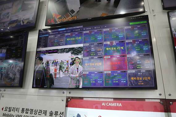 監視カメラの顔認識の例