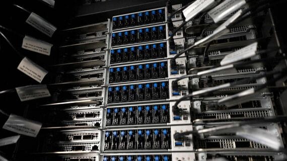 NVIDIA GB200 NVL72を搭載したサーバー