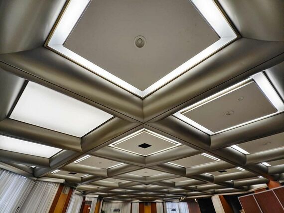 巨大なパイプが組まれた天井