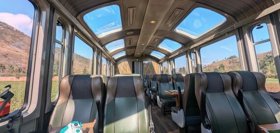 大自然の中を走る列車