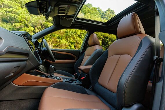 Premium系はナッパレザー／ウルトラスエードのシートを装備する（写真：SUBARU）