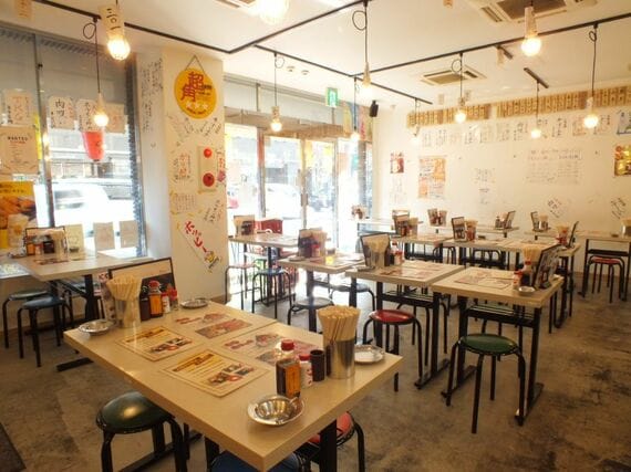 灰皿のある店内