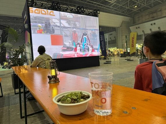 ファンビレッジのビッグビジョンでレースを観戦した(筆者撮影)
