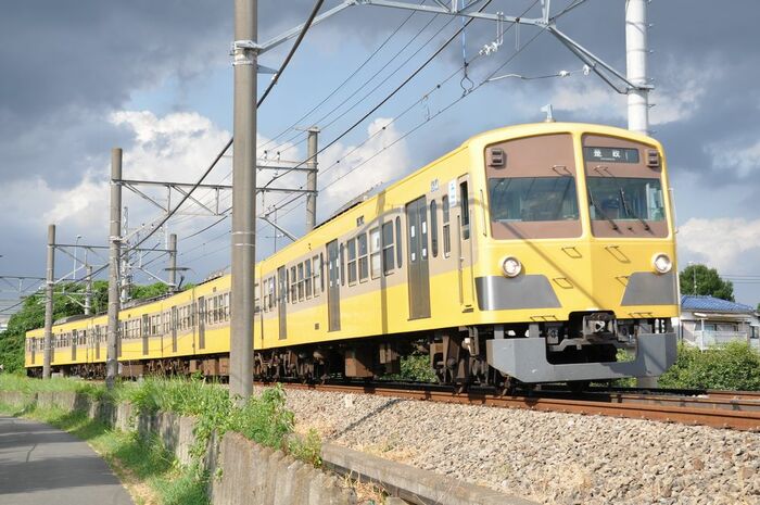 かつての塗装を再現した黄色とベージュ塗り分けの編成