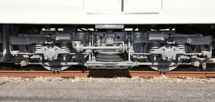 8000系の台車。このタイプは初期の車両で