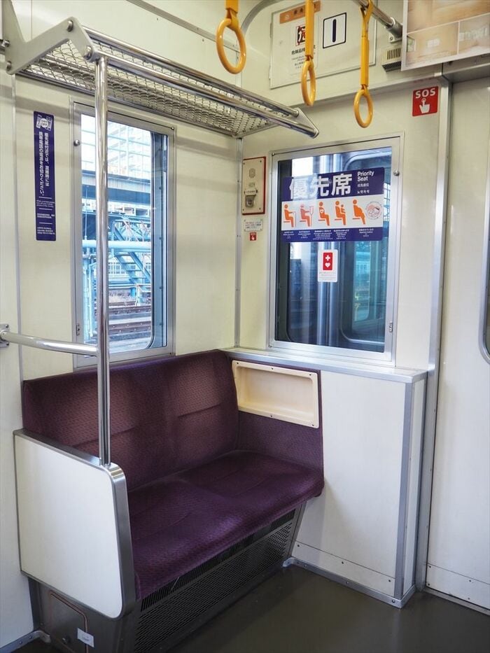 車端部の2人掛け席。後期に造られた車両は