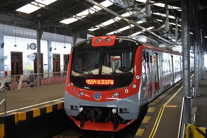 ジョグジャカルタに到着したKFWの試運転電車