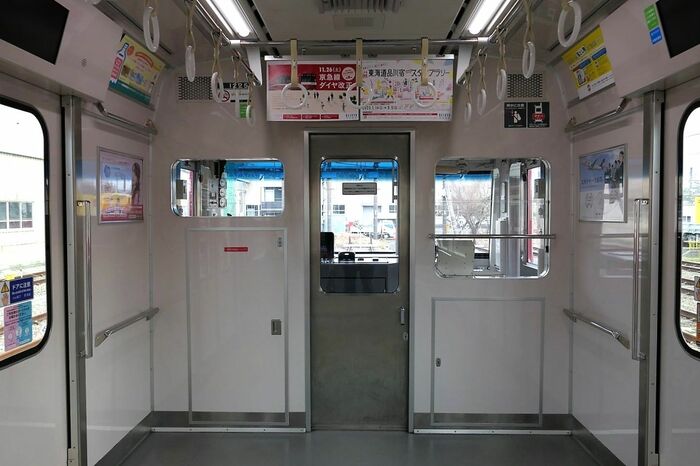 客室側から見た乗務員室