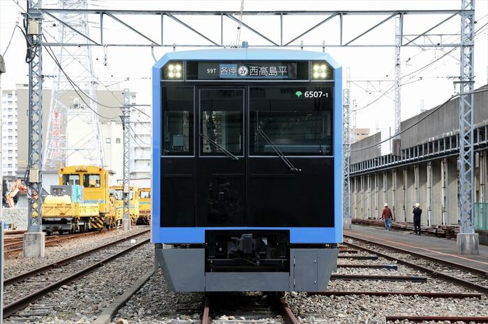 「顔」は青い縁取りのフラットなデザイン