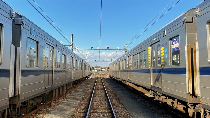 左が5扉車改造車、右がもともと3扉の車両