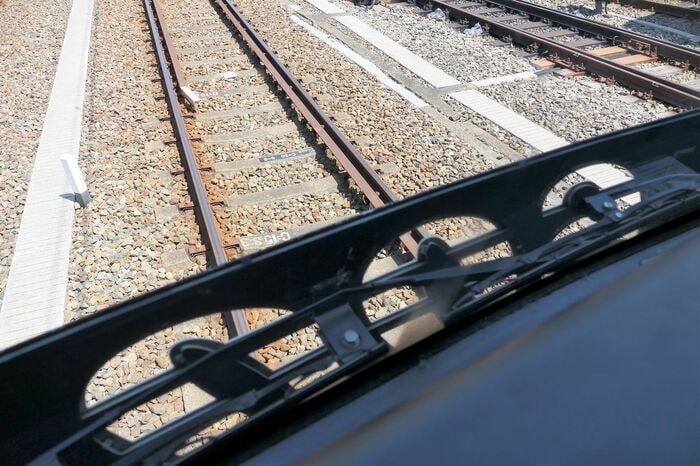 運転席の前面にあるワイパーカバー