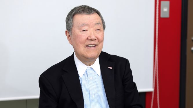 立命館アジア太平洋大学（APU）の出口治明学長特命補佐。インタビューはAPU東京キャンパスで筆談を交えながら行われた（撮影：尾形文繁）
