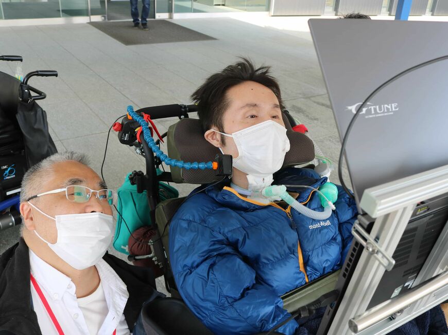 視線入力で操作する梶山さん（右）（写真：テクノツール提供）