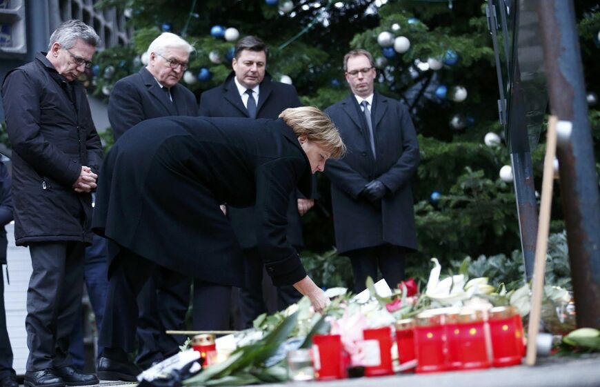 事件の翌日、沈痛な面持ちで現場を見舞うメルケル首相（写真：REUTERS/Hannibal Hanschke）