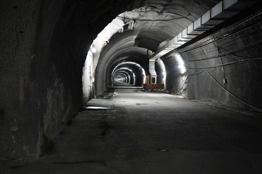 旧生駒トンネルは現在、隣に掘られた新トンネルの避難経路として使われている（写真：筆者撮影）