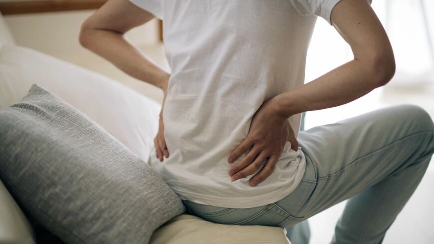 つらい腰痛を悪化させる「いけない対処法」と、安全に筋肉を柔らかくし、痛みを根本から取り除く「緩消法」を紹介します（写真：プラナ／PIXTA）