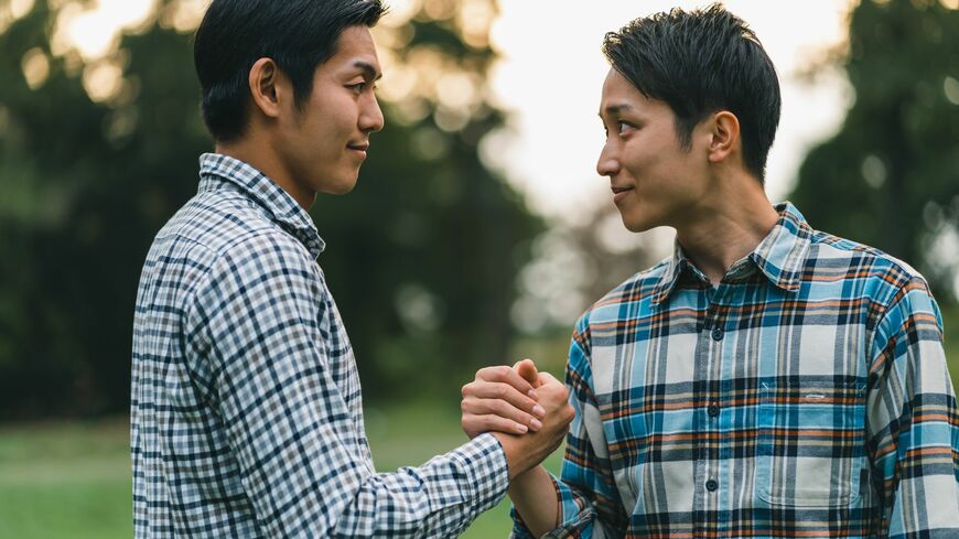 たとえ競争関係にある相手でも、人には優しくしたほうが、目標を達成しやすくなります（写真：mits／PIXTA）