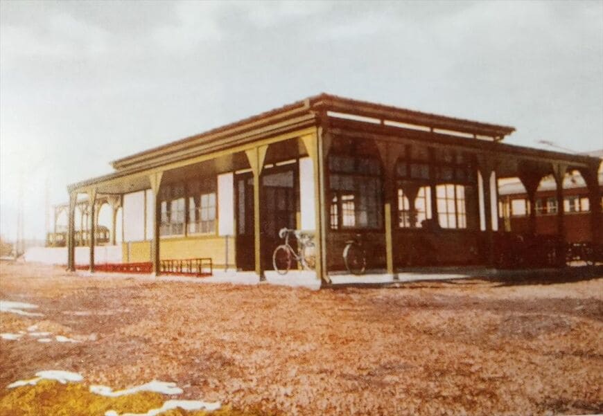 玉南電鉄開業時の高幡不動駅の様子。当時の絵葉書（画像：日野市郷土資料館蔵）