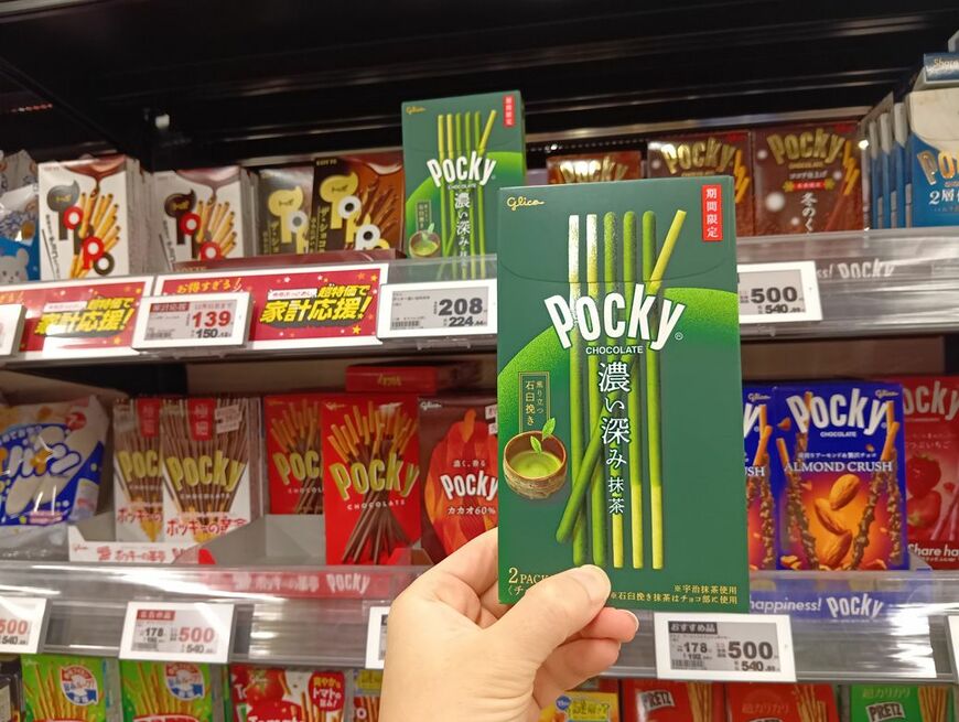 アジアを中心に、世界30カ国以上で展開するポッキー。もちろん外国人からすると抹茶味は珍しいだろうから、これはお土産にあり。ちなみに私はジョージア渡航時に持参。ゲストハウスのオーナーに大喜びされました（筆者撮影）