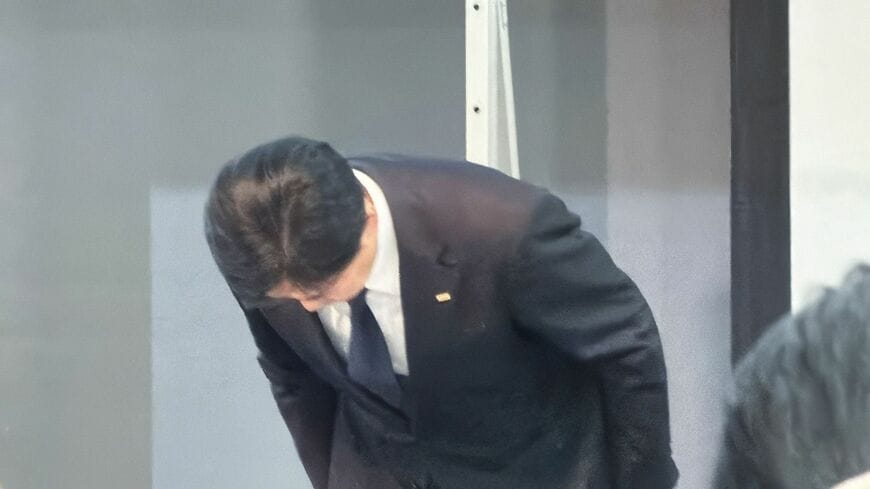 説明会の中で謝罪するKDDIの松田浩路社長（写真：筆者撮影）