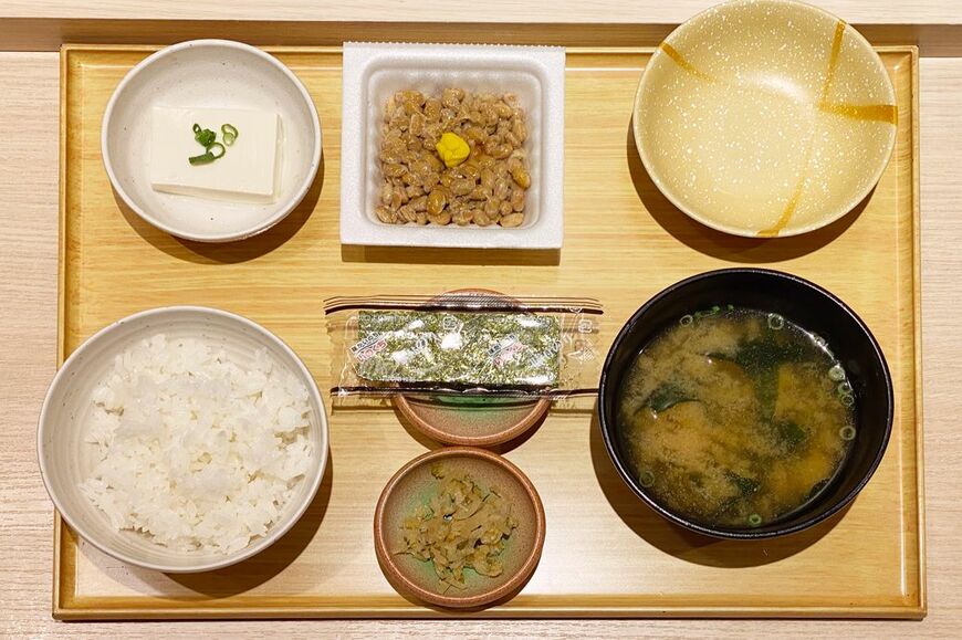 やよい軒の納豆朝食370円、ごはん、だし、漬物はおかわり自由（筆者撮影）