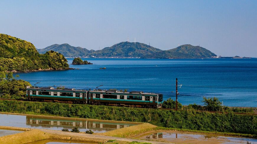 125系電車が活躍する小浜線。リアス式海岸の車窓がみどころだ（撮影：鼠入昌史）