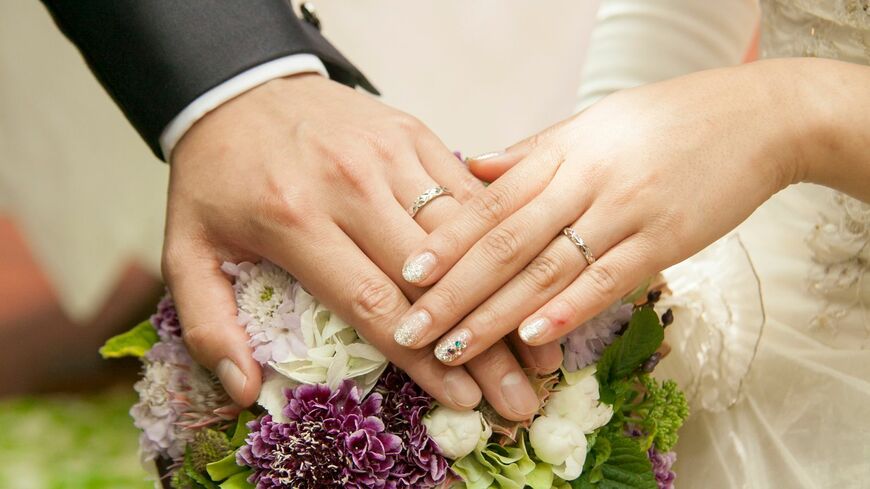 果たして、結婚すればしあわせになれるのでしょうか？（写真：KOTA@58／PIXTA）