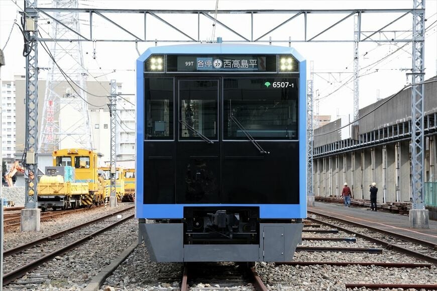 「顔」は青い縁取りのフラットなデザイン（撮影：尾形文繁）