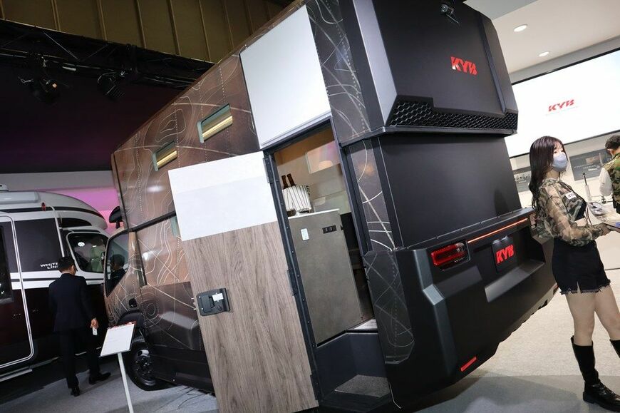 東京オートサロン2023に展示されていたカヤバのキャンピングカー（筆者撮影）