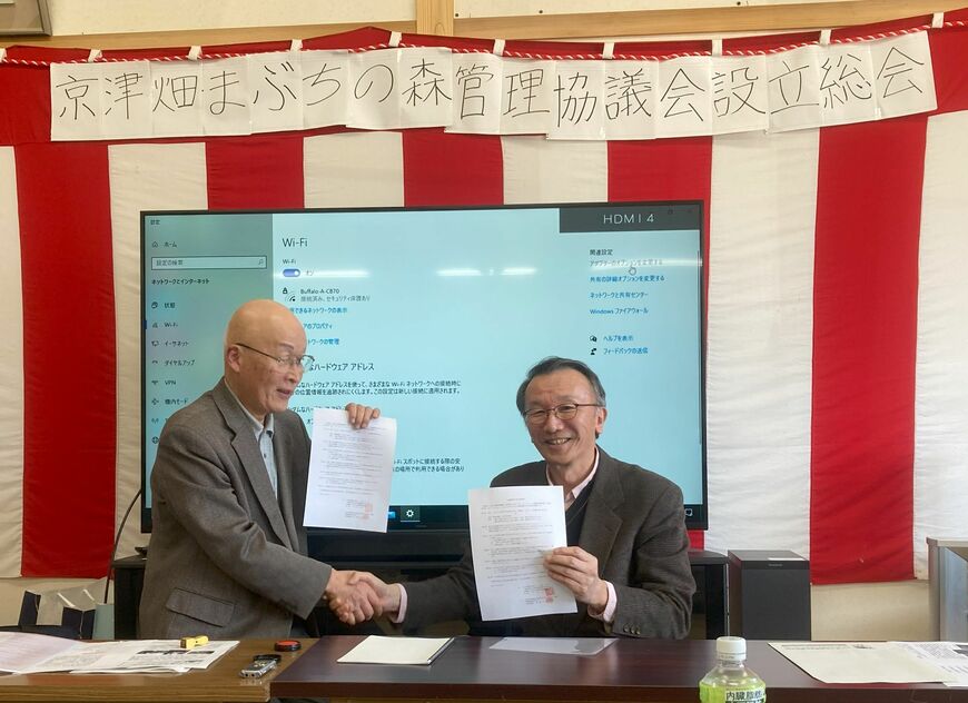 2025年4月5日、由井博士（左）と馬淵建設特別相談役の松田尚氏（右）が覚書を交わした（写真：協議会顧問で樹木医の大渕香菜子さん撮影）