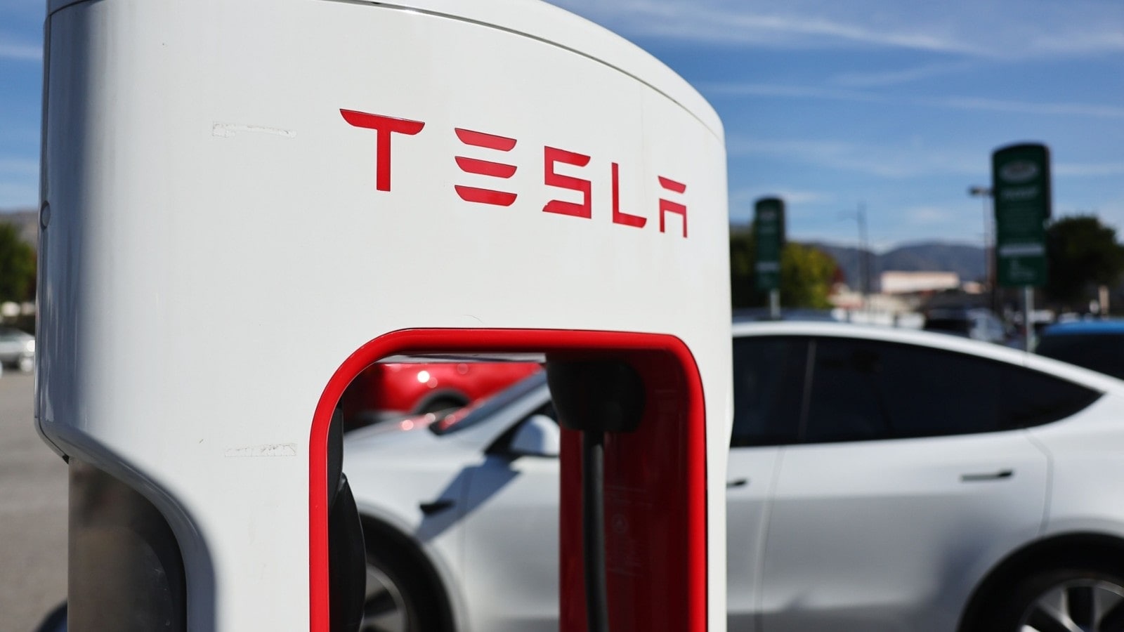 低迷が続く｢テスラ株｣､ようやく