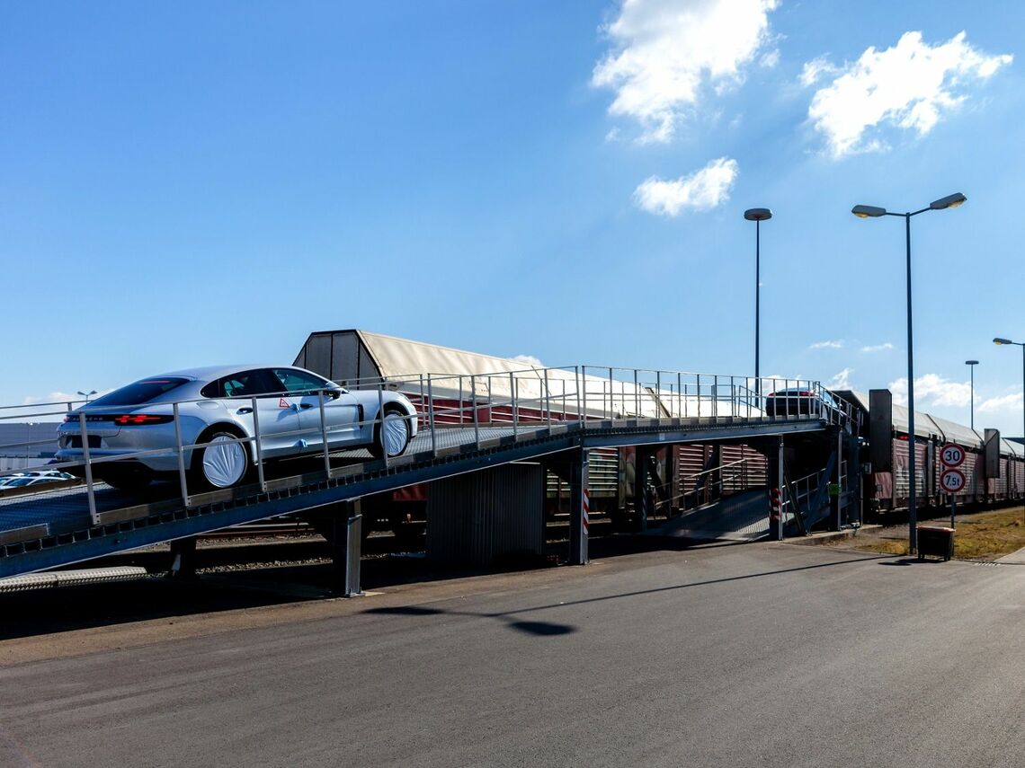 ポルシェの鉄道を使った完成車輸送（写真：ポルシェ）