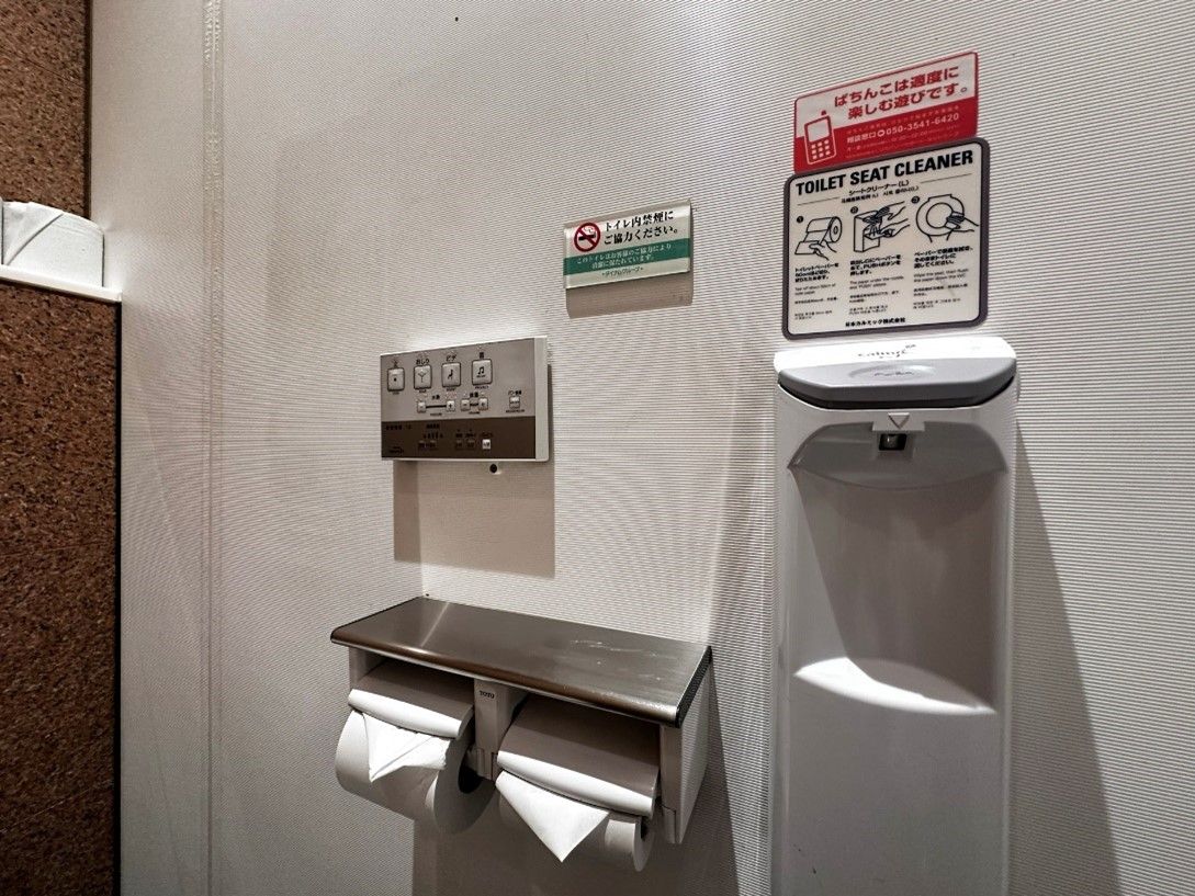 ダイナム店内のトイレには依存症のサポートセンターが案内されていたり、依存症に関するセルフチェックシートも備え付けてある（写真：筆者撮影）