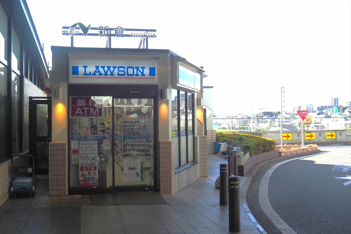 新倉PAのローソン（筆者撮影）