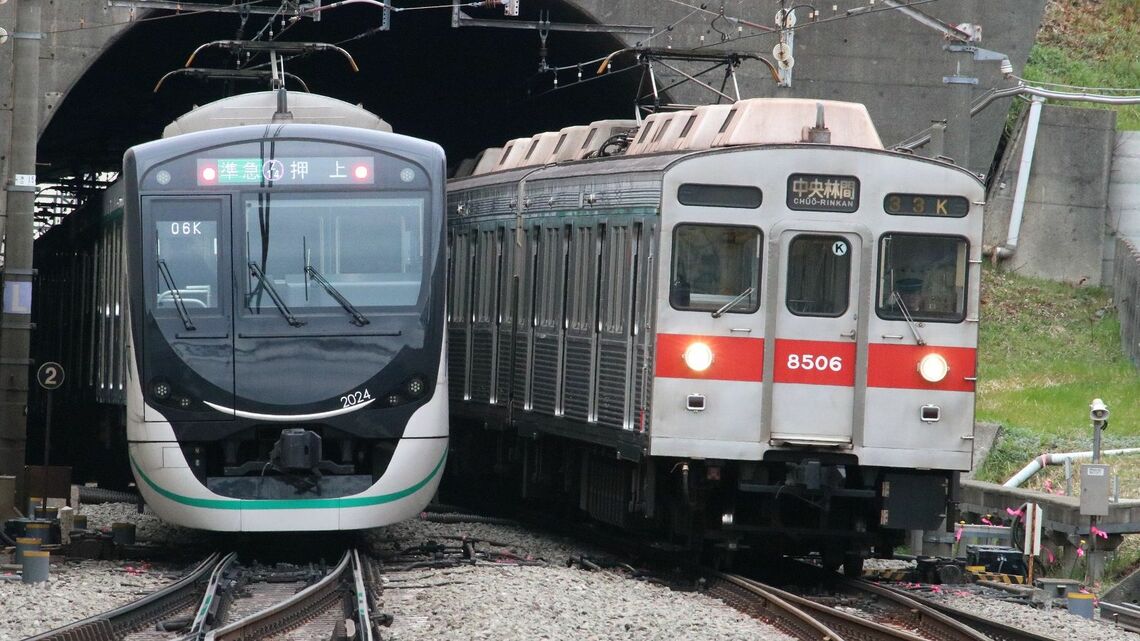 鉄道各社はこれまで中長期的な経営戦略に基づいて設備投資をしてきた。東急田園都市線では2020系（左）への置き換えが進められている（筆者撮影）