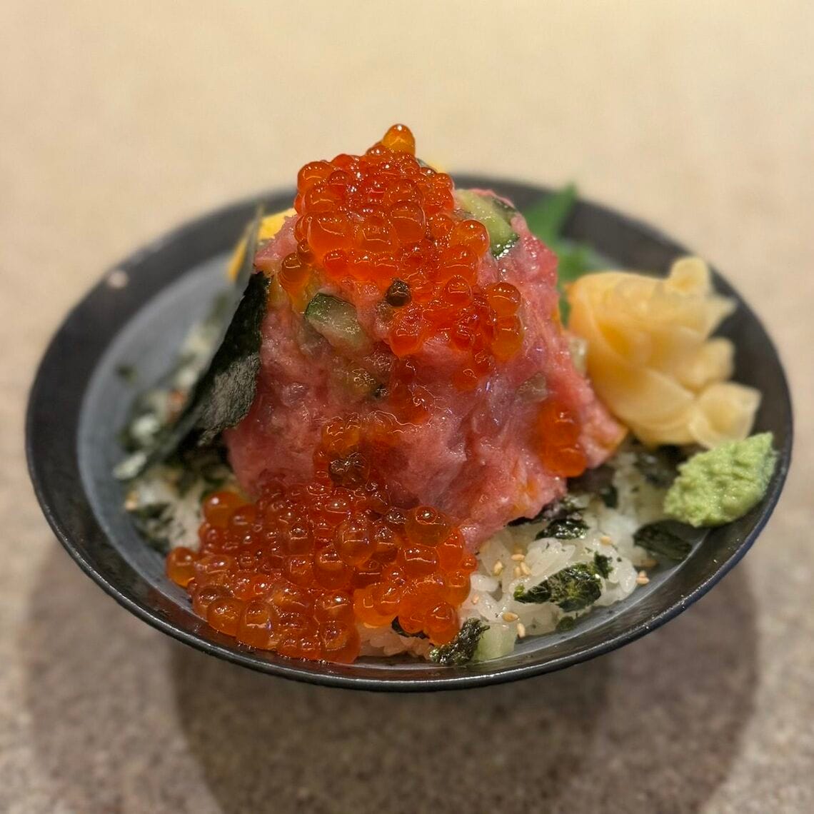 2月からメニューに登場した「富士山ネギトロ丼」。写真の並（いくら入）税込1500円のほか、上（いくら＆うに入）同2000円、特上（いくら＆うに増量）同4000円、最強（いくら＆うに超増量）同1万円をラインナップ（写真：ユニポテンシャル）