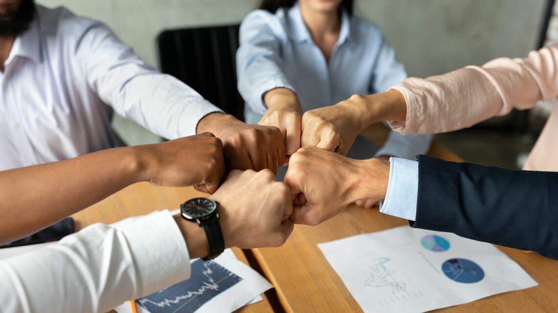 正論が世の中に認められるには、一心同体で動いてくれる「コア層」を作ることが大事です（写真：Kostiantyn Postumitenko／PIXTA）