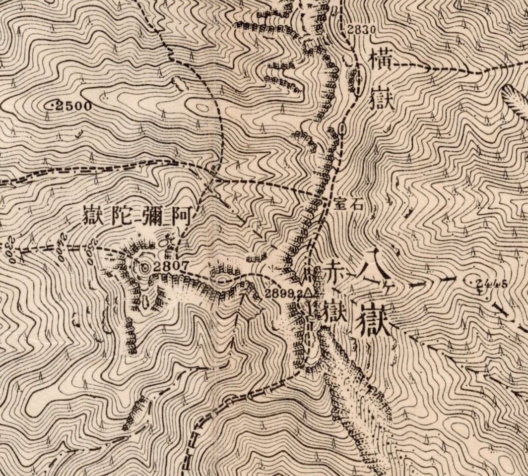 戦前の地形図に見る八ヶ嶽の表記。助字「ヶ」は陸地測量部（国土地理院の前身）の規定により小さく右腰部に付けた表記となっている。1:50,000「八ヶ嶽」昭和4年要部修正