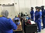 ピットタイミングを考慮し、レースの動向を見守るスタッフ