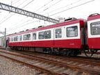 同じサイズの窓が並び、均整の取れたデザインの側面