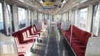 5扉車を改造した車両の室内。窓の形が違う