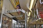 今は網状の荷棚は、かつては塩ビパイプだった。