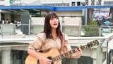 この春から柏で路上ライブをはじめた若手シンガーソングライターの岩村柚希さん（写真：松原大輔）